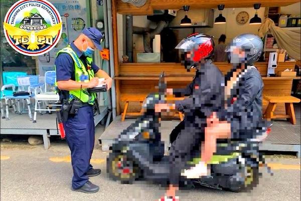 網傳：機車乘客環抱騎士遭罰 600  警方說明開罰原則