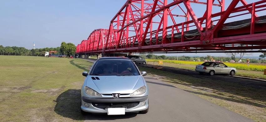 在學校任教的廖晏樟，手上的 Peugeot 206，已經達成里程數 150 萬公里的紀錄。