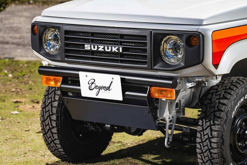 車頭採用二代 Jimny 的水箱護罩呈現經典樣貌，並重新設計前保桿提升越野表現。