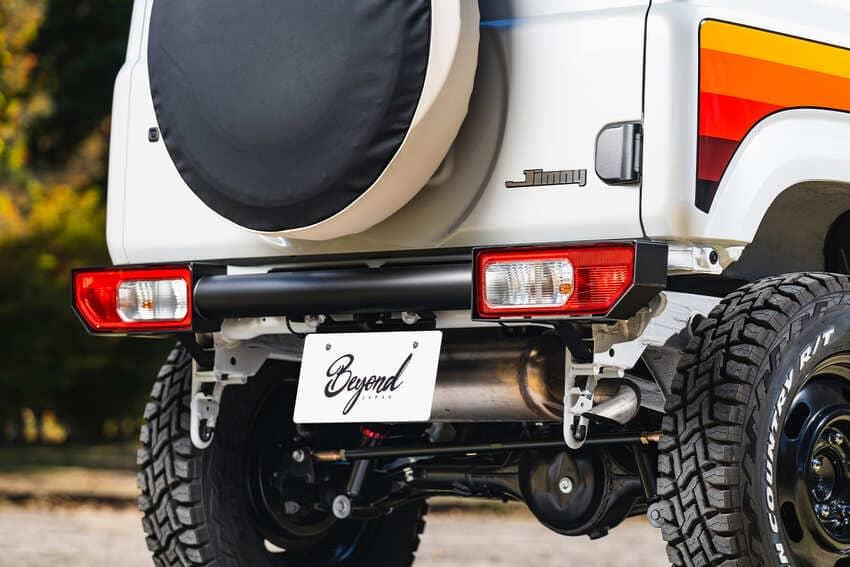 後保桿同樣以加裝金屬防撞桿的簡潔改裝手法呈現。