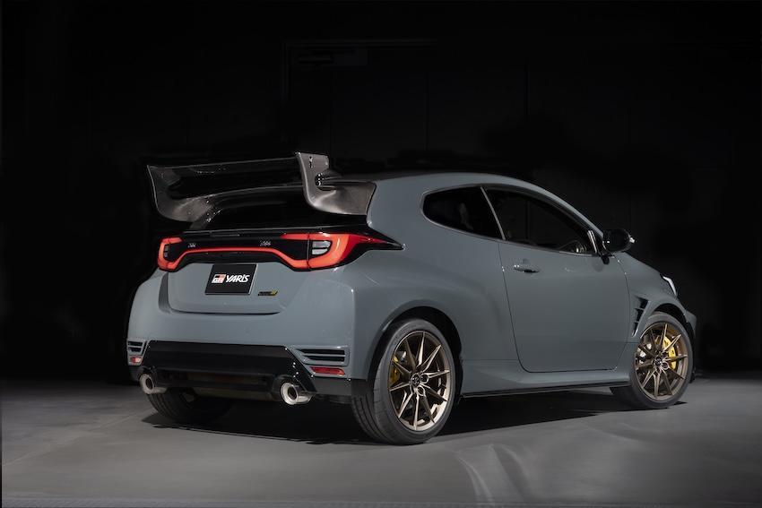 擁有專為紐柏林 24 小時耐力賽開發的碳纖維尾翼。