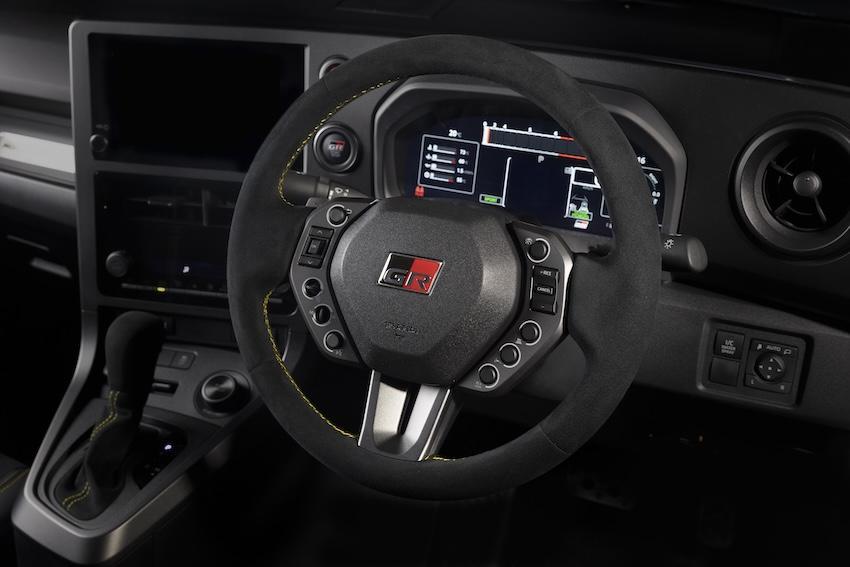 麂皮包覆的方向盤，並重新設計換檔撥片和方向盤控制開關。