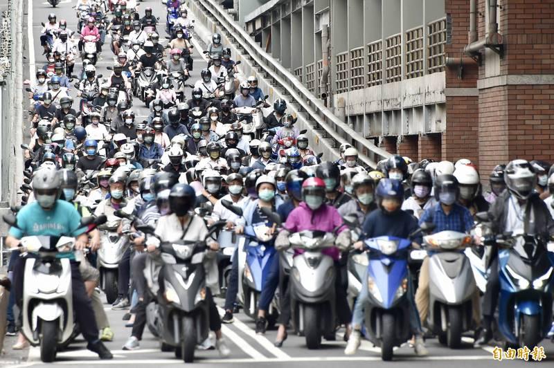 這幾天中央氣象署對全台發布低溫特報，這時機車上的電瓶，也會因為氣溫過低而影響使用，甚至有可能發不動，造成用車時的困擾。（資料照，記者塗建榮攝）