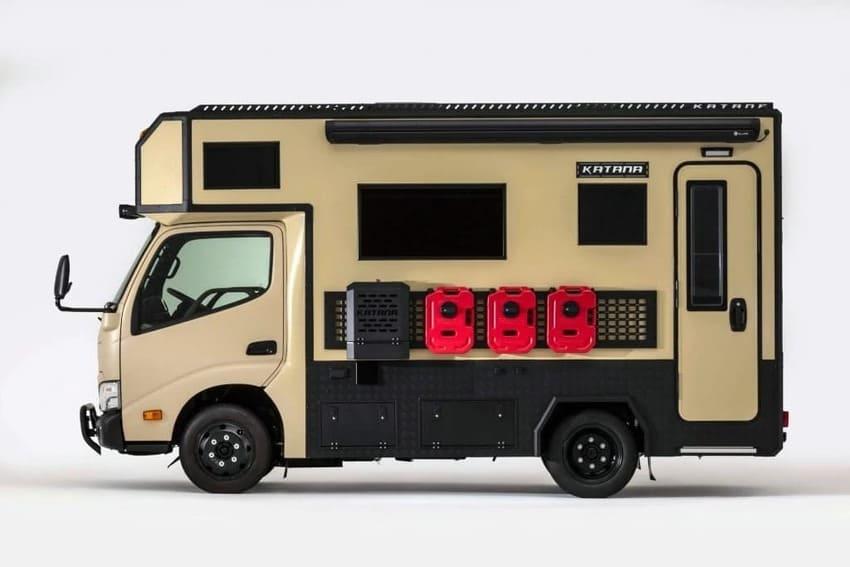 車側設有置物邊架可置放額外油箱等戶外配備。