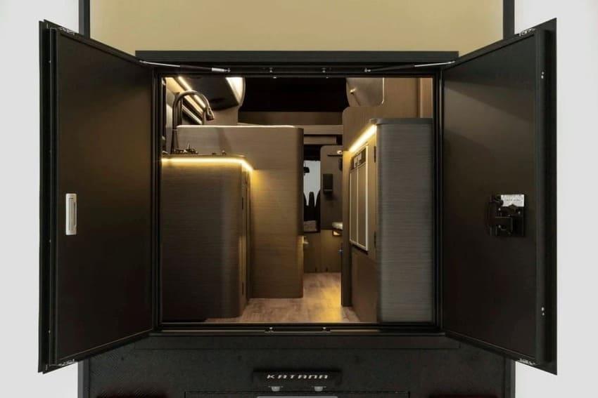 對開式尾門設計不僅方便置物物品，也增加車室開闊感。