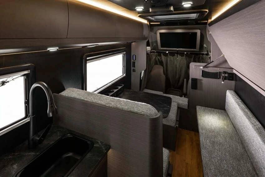 車艙內部有如一間時尚豪華套房，具備冷氣、冰箱及電視等實用家電。