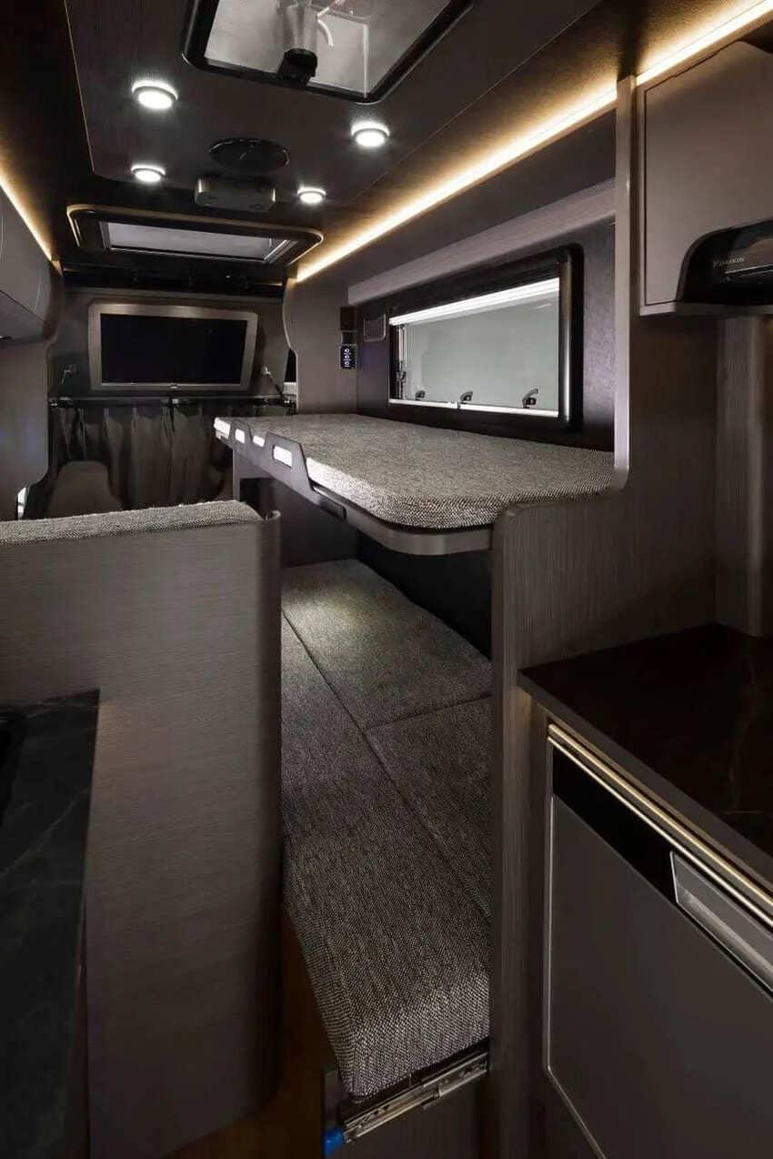 採用可折疊式上下鋪設計，車艙前端也有額外的休憩空間。