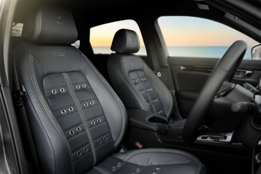 真皮座椅帶有打孔設計，頗有年代感。