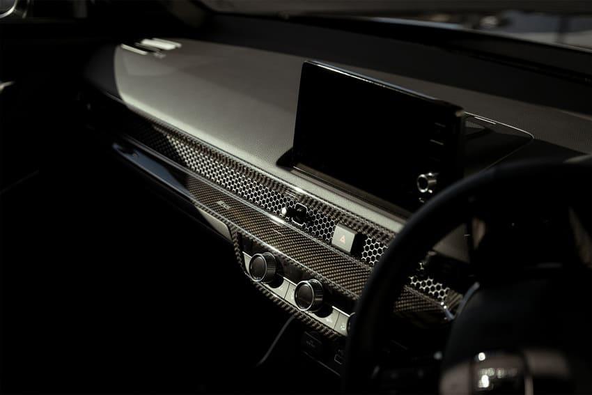 光岡另外提供碳纖維內裝飾板可選。