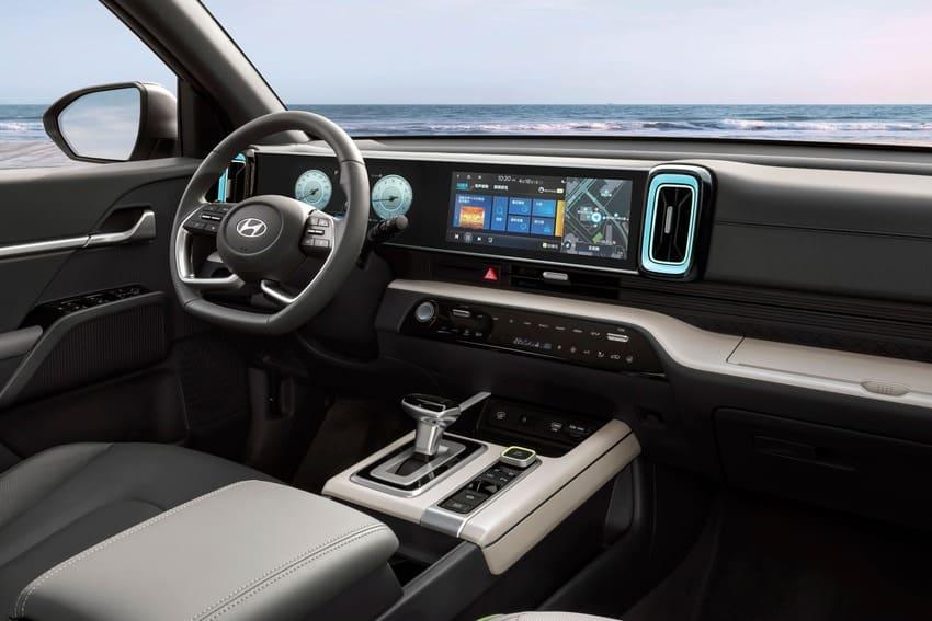 全車系標配雙 12.3 吋數位螢幕，也是內裝科技亮點所在。