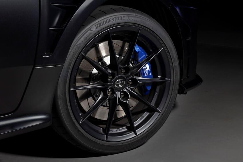 車頭法國藍白紅三色裝飾及藍色煞車卡鉗是特仕版專屬識別。