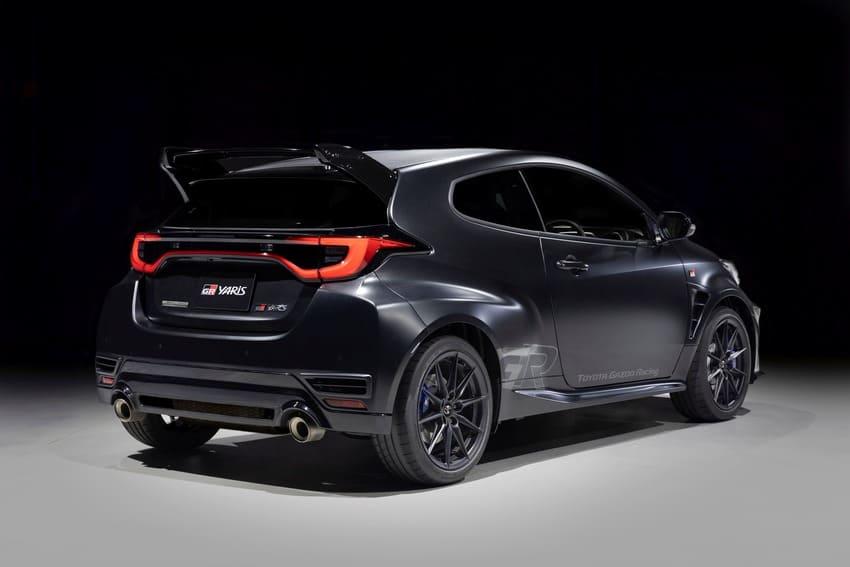 車身採用專屬 Black Gravite 消光黑塗裝營造性能氣勢。