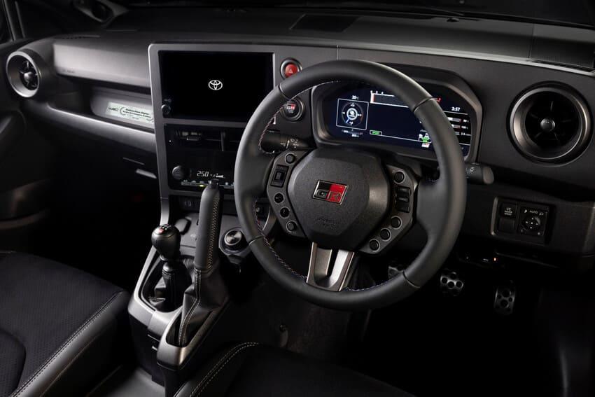 特仕內裝亮點在於新款小盤俓方向盤及直立式手煞車拉桿。