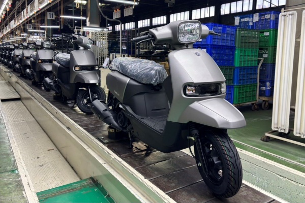 Suzuki 鋼鐵鴨 Sui 125 新色展開交車！專屬黑化套件經銷商開售