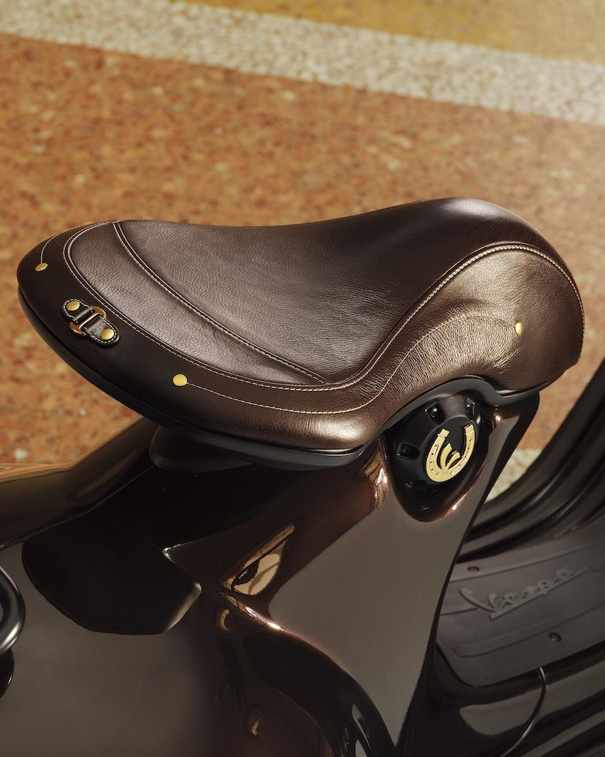 皮革坐墊搭配亮黃色的車縫線與金色鉚釘。