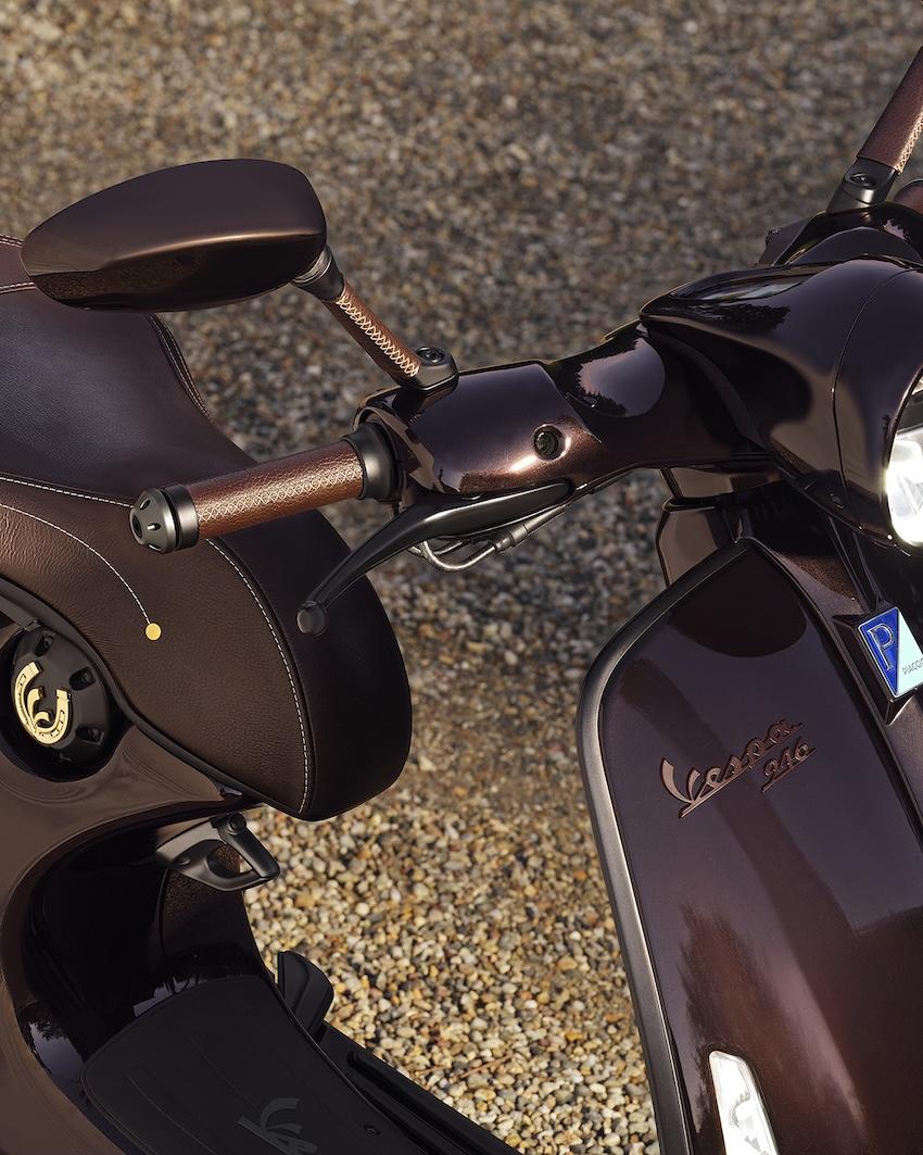 後視鏡與手把設計相輔相成，由職人精湛手藝勾勒出細緻的菱格紋車縫線。