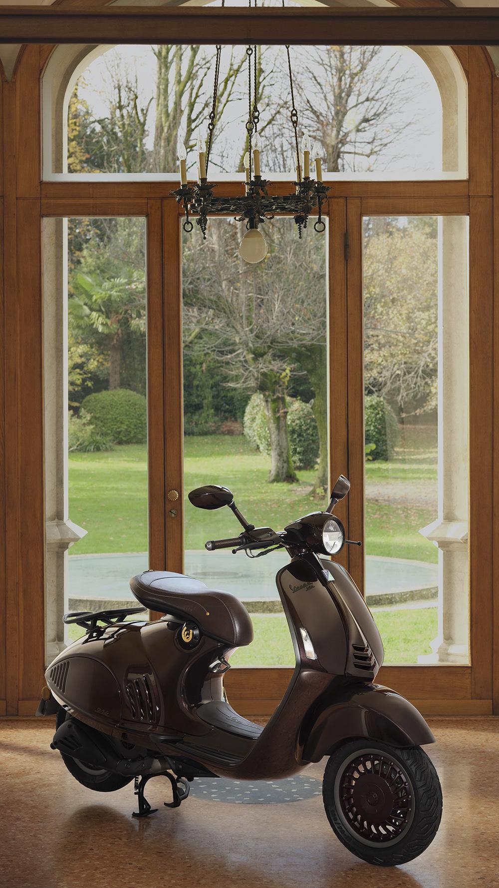 Vespa十二生肖系列迎來最新Vespa 946 Horse特仕版，採用「月桂棕」車色並點綴精緻的金色飾面，台灣首批僅7台，售價78萬元。