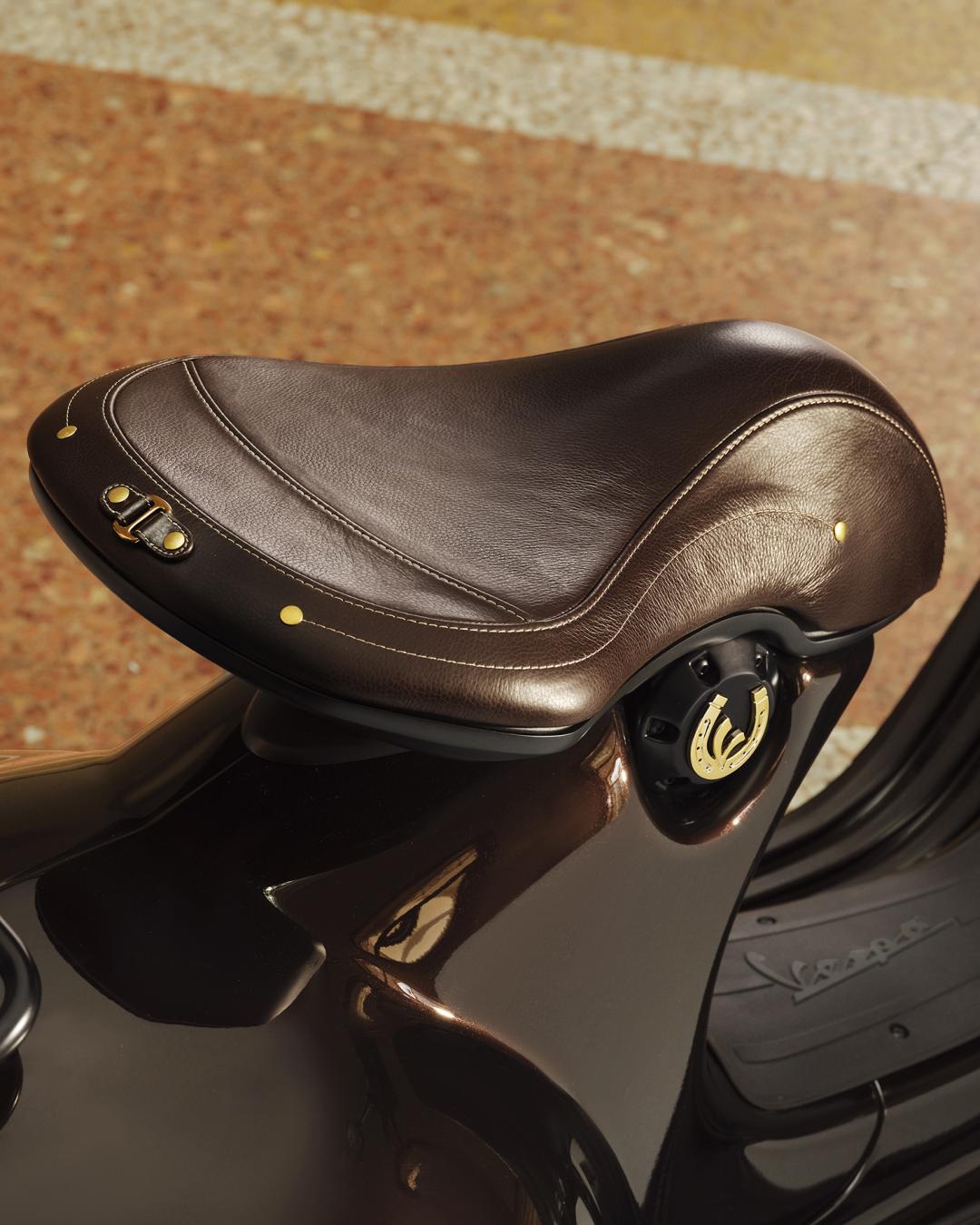 Vespa 946 Horse特仕版的皮革坐墊，運用亮黃色車縫線與金色鉚釘營造高級精品質感。