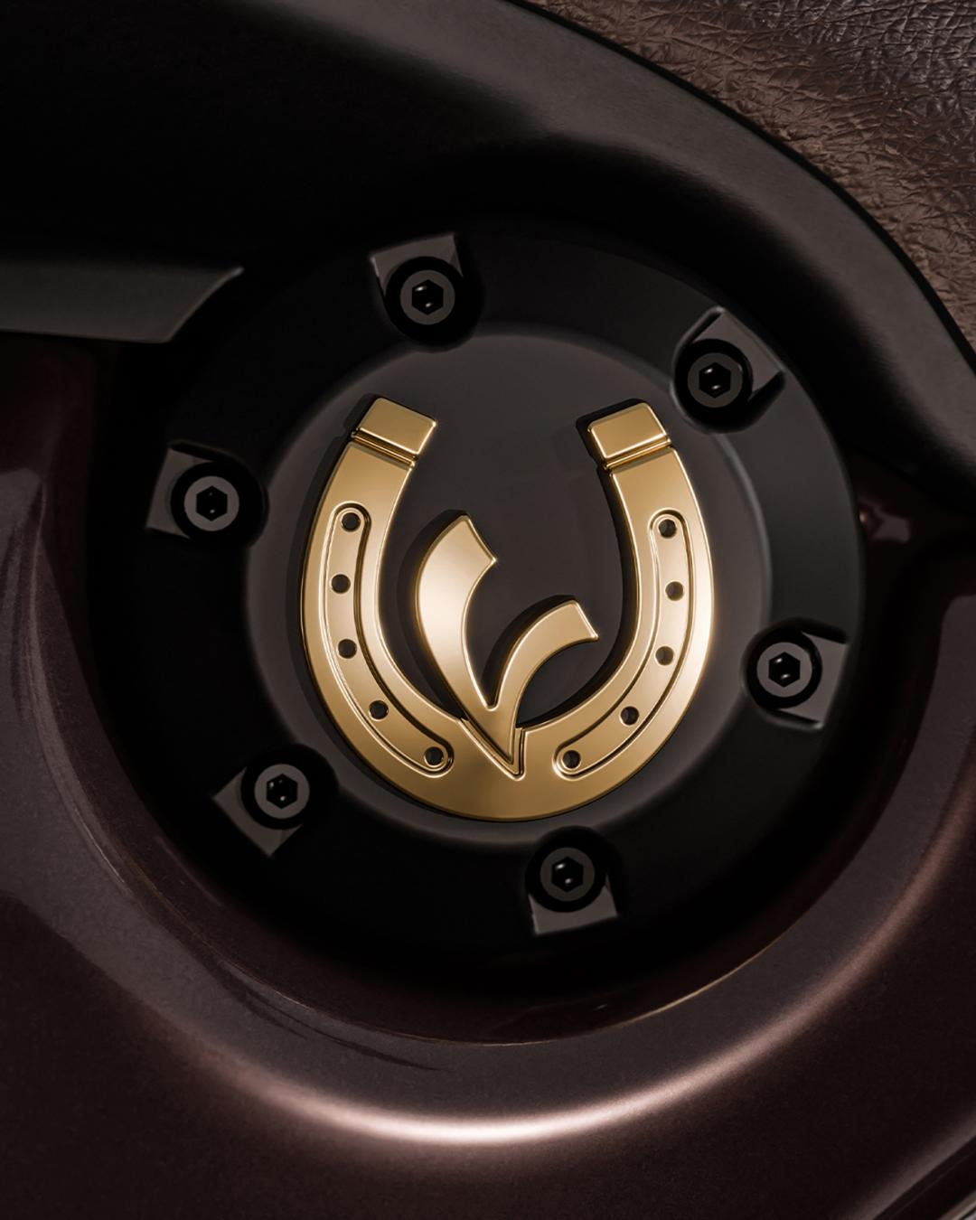 座墊下方金色馬蹄鐵環繞Vespa的「V」字標誌，展現細節巧思。