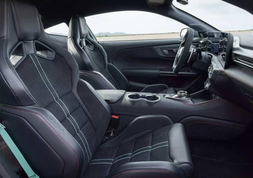 Mustang Dark Horse SC 採用向 GTD 終極野馬看齊的內裝鋪陳。