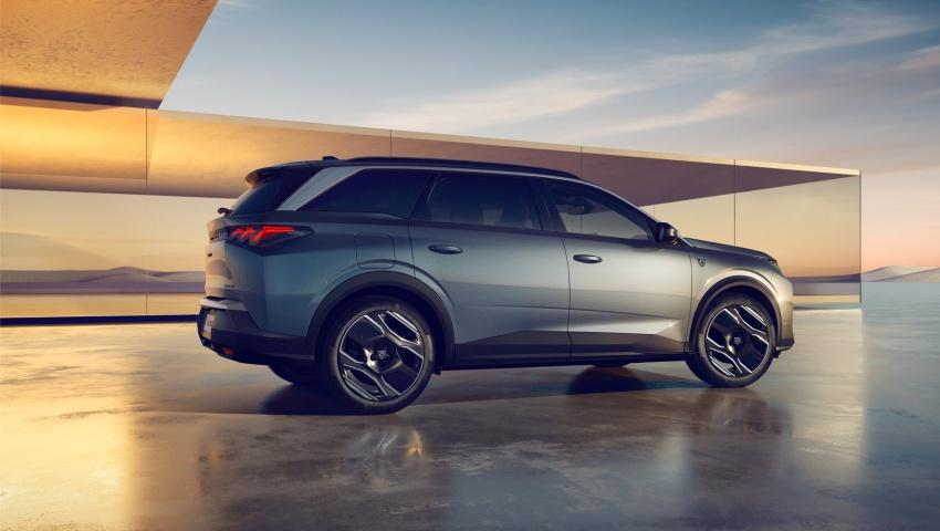 目前 5008 擔任 Peugeot 旗艦，屬於七人座休旅。