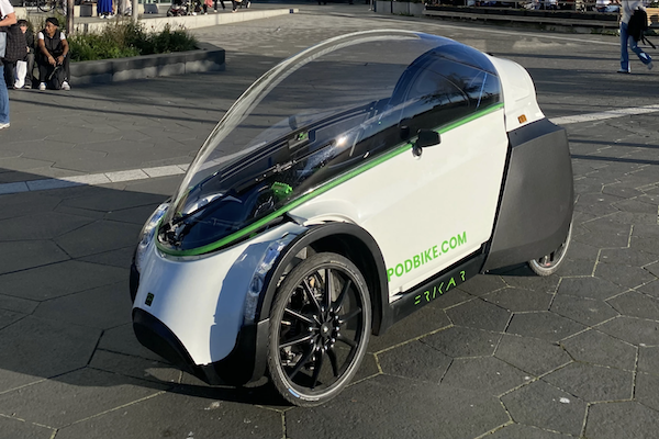 可遮風擋雨免駕照的都會四輪車 30 萬元有找！最快 3 月出貨