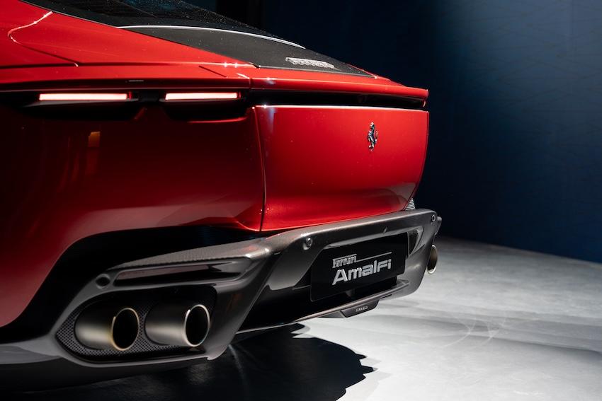 車尾造型以一條鮮明的環繞式線條包覆尾部並延伸至車側。