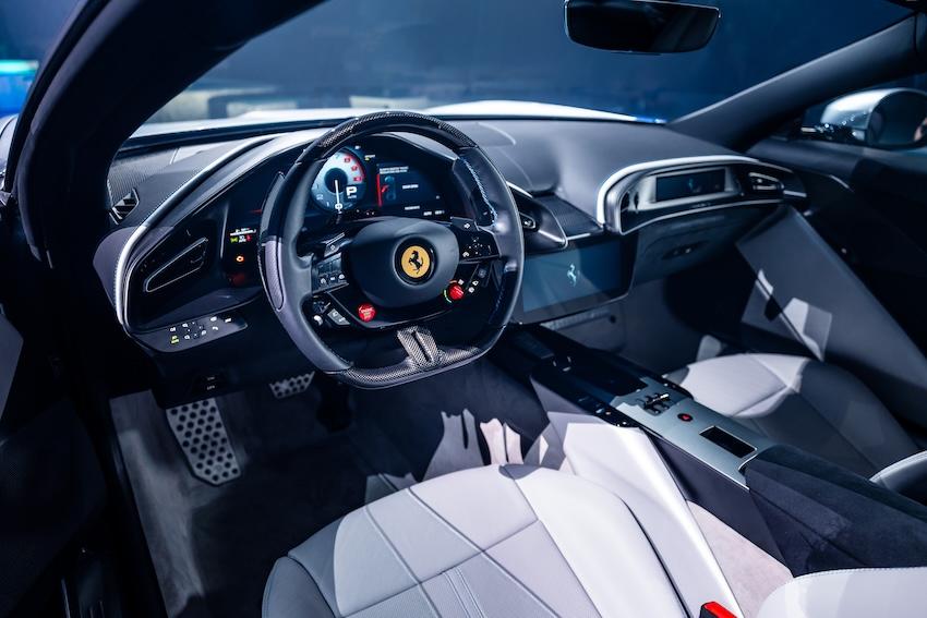 人機互動系統以三組主要顯示螢幕為核心。