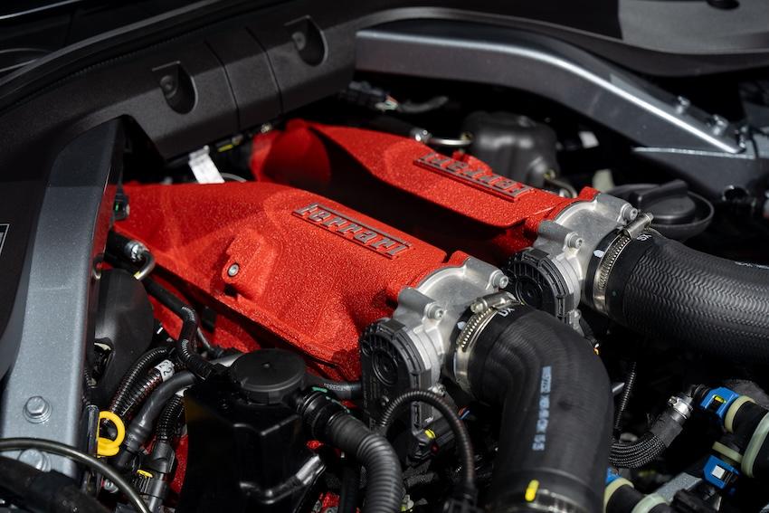 採 3,855 cc 雙渦輪增壓 V8 引擎，搭 8 速濕式雙離合器變速箱。