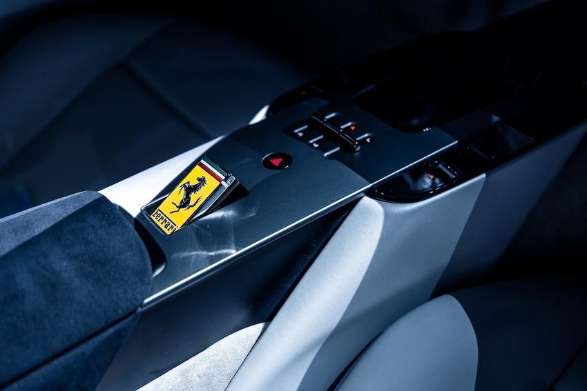 中央鞍座融入換檔結構、鑰匙插槽、無線充電板及其他輔助控制功能。