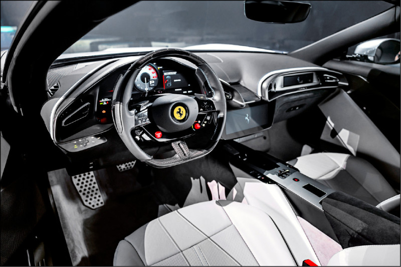 車艙採三螢幕配置，具備多項科技性能，提升操作便利性與安全。