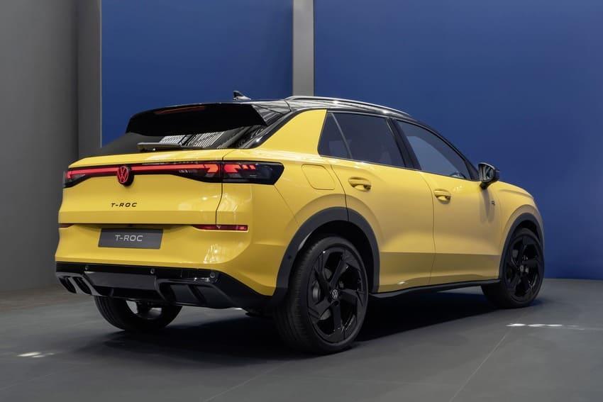 車尾換裝橫貫式 LED 尾燈提升辨識度。