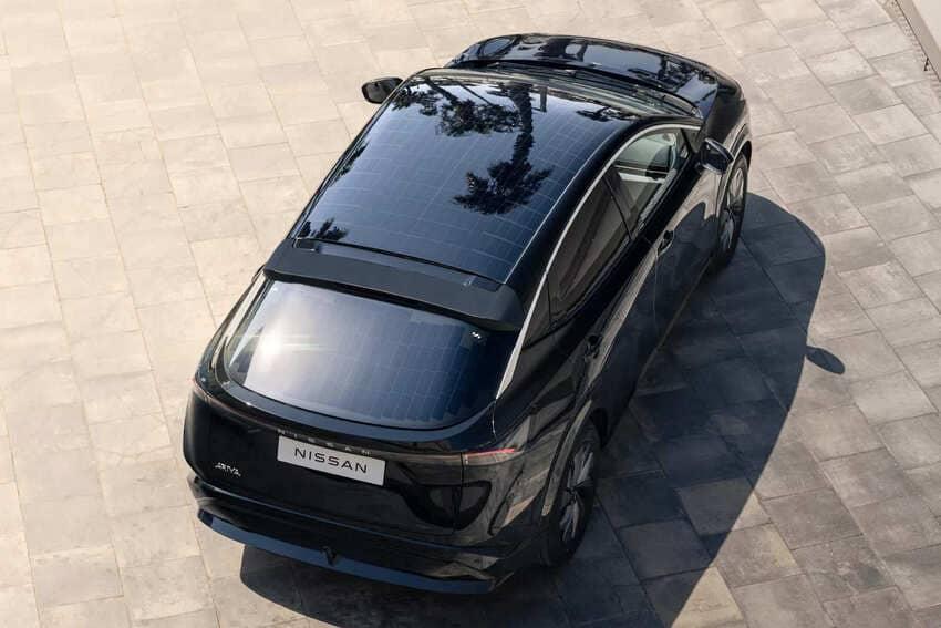 在車頭蓋、車頂及後擋風玻璃等處增設太陽能板，一天最多可提供 23 公里額外續航里程。