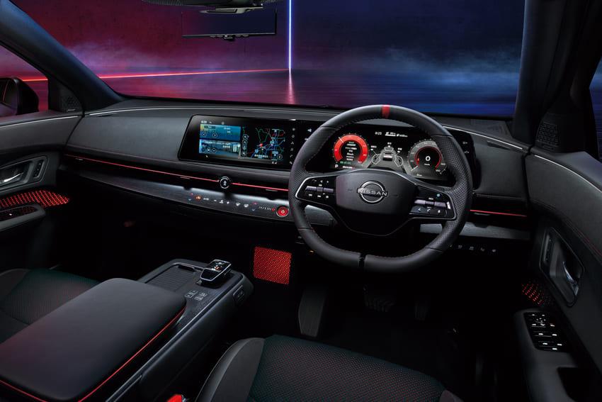 採用帶有 12 點鐘標示的跑車方向盤，中控臺也改以麂皮包覆。