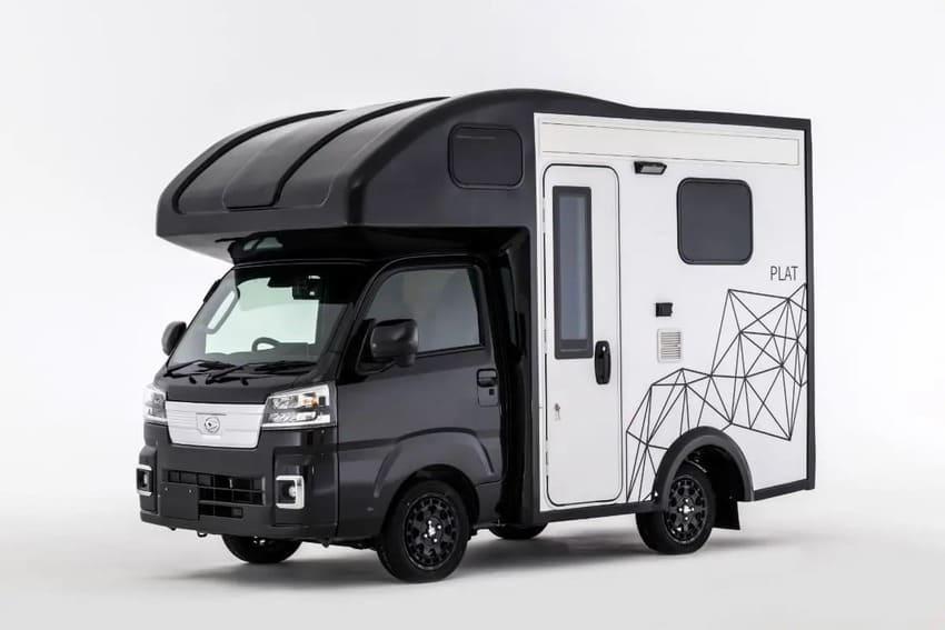 全新 PLAT 露營車是以 Daihatsu 入門輕貨卡 Hijet Truck 為改裝基礎。