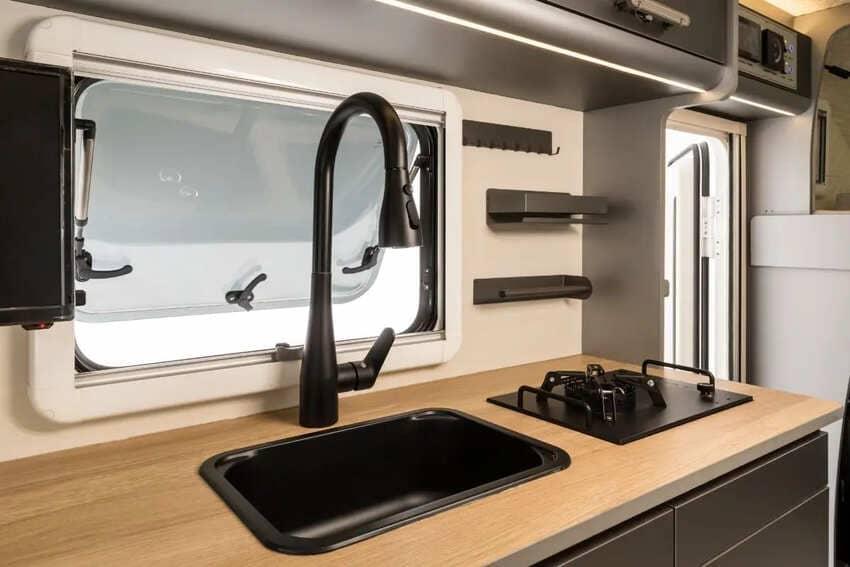車內配有水槽及簡易廚房。