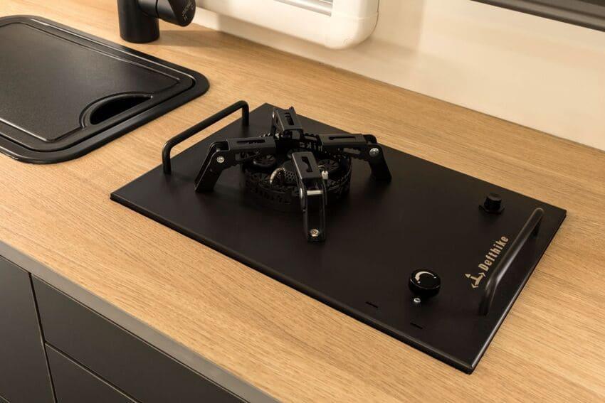 爐具採可拆卸式設計，需要時可拿出移至戶外使用。