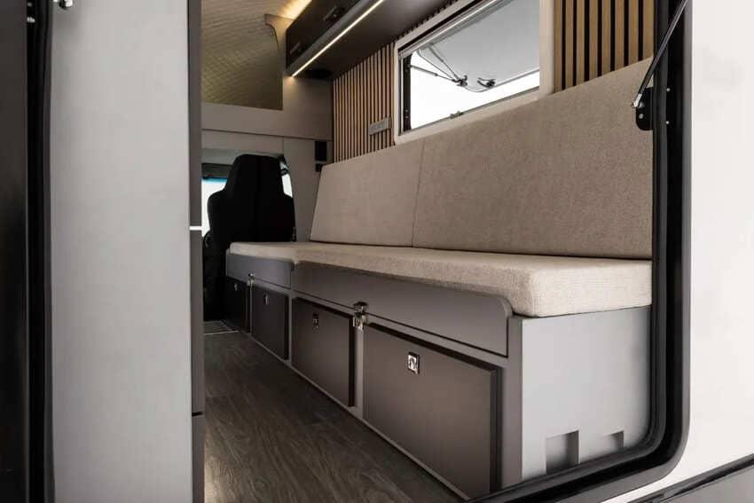 可作為床鋪使用的沙發下方設有額外儲物空間。