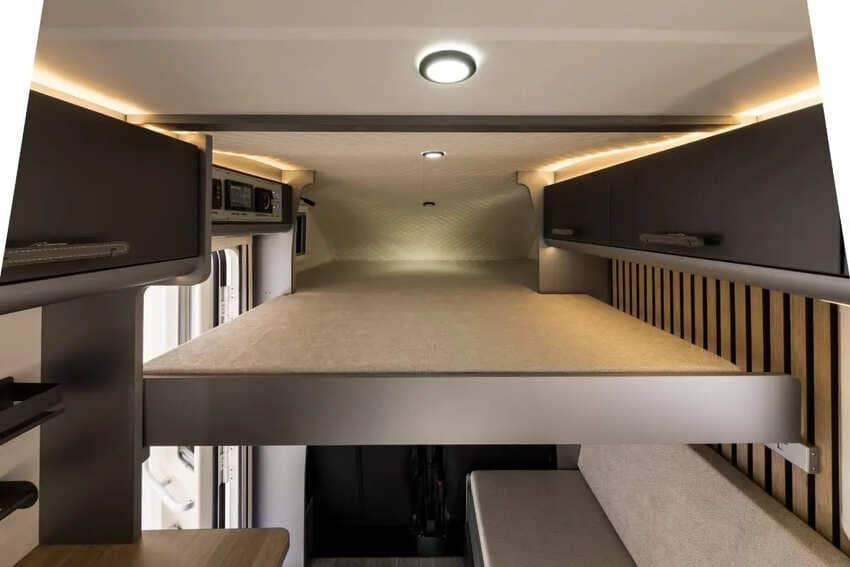 需要睡覺時只需拉出床鋪即可使用。