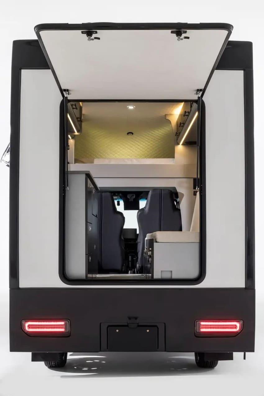 車艙後方設有大開口尾門。