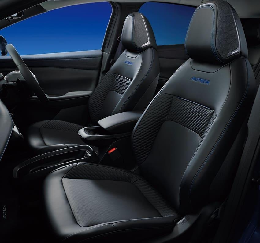 運動化座椅也是 Autech 運動版的專屬配備，上方也加有藍色元素點綴。