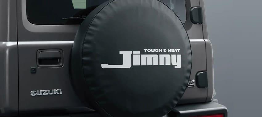 車身銘牌及後備胎套皆採用復古 Jimny 字樣設計。