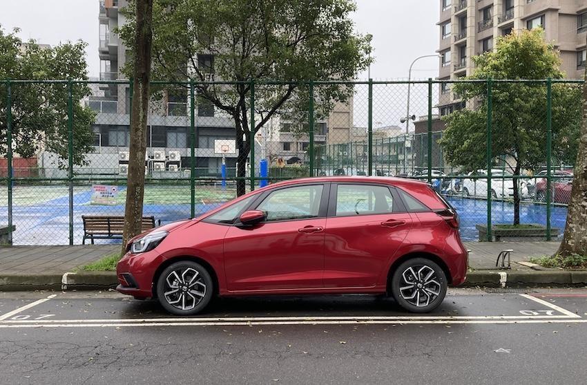 交通部明定自 115 年 2 月 28 日起，新登檢領照且有黏貼隔熱紙的車輛，申請牌照檢驗與後續定期驗車時，前擋風玻璃與前側窗須符合透光標準