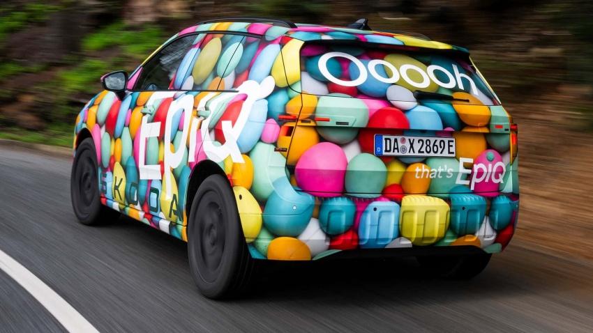 車尾造型與車頭呼應，以 T 字型 LED 尾燈作為識別。