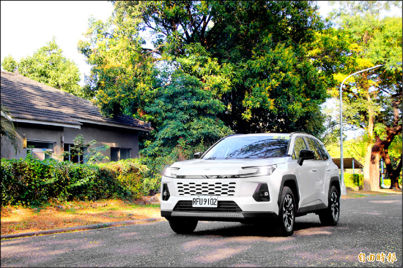 Toyota RAV4第6代開始陸續交車，帶動1,822輛的銷售表現。圖為2.5旗艦車型。（記者陳英傑攝）
