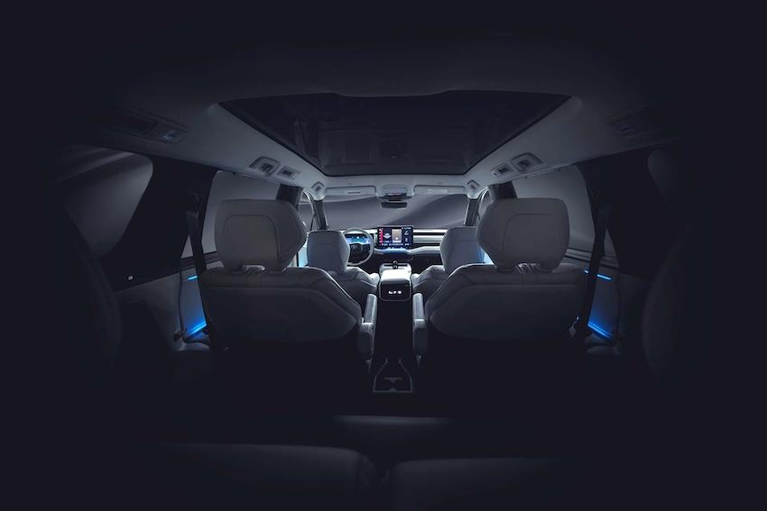 Toyota 稍早一張內裝照片曝光，從照片的角度來看，可以完全肯定這就是一輛三排休旅。