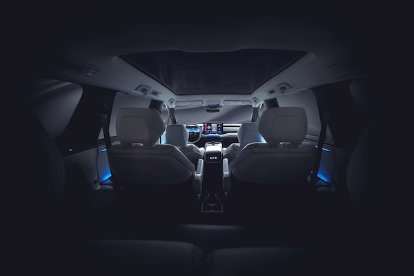 Toyota 電動七人休旅內裝首曝光  預計 2/10 全球首發