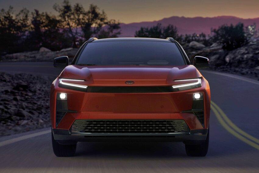 車頭採用封閉式護罩，以及 C 字型 LED 頭燈形塑出家族化面容。