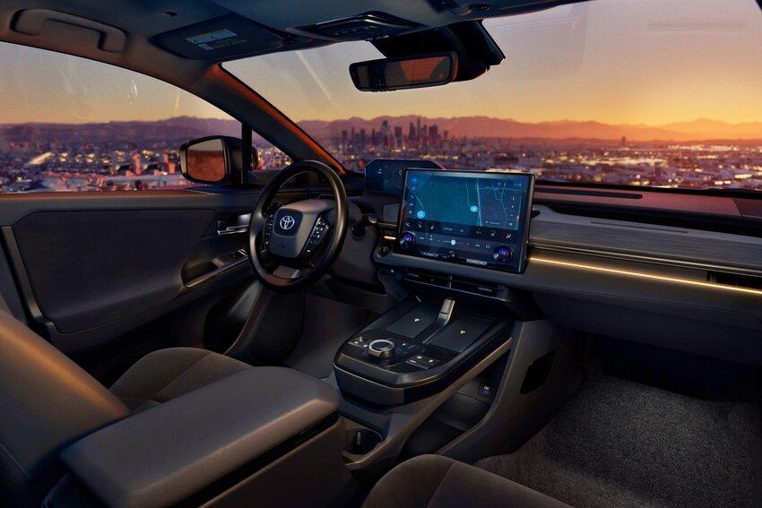 內裝以 14 吋中央觸控螢幕作為科技焦點。