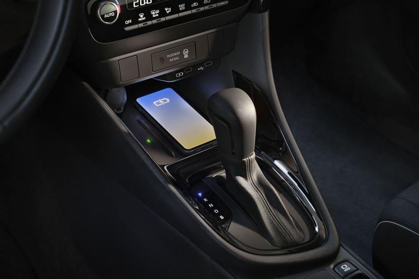 Mid+ 車型標配無線充電板，展現科技便利性。